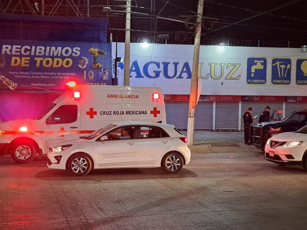 Ambulancia de la Cruz Roja afuera de una casa de empeño