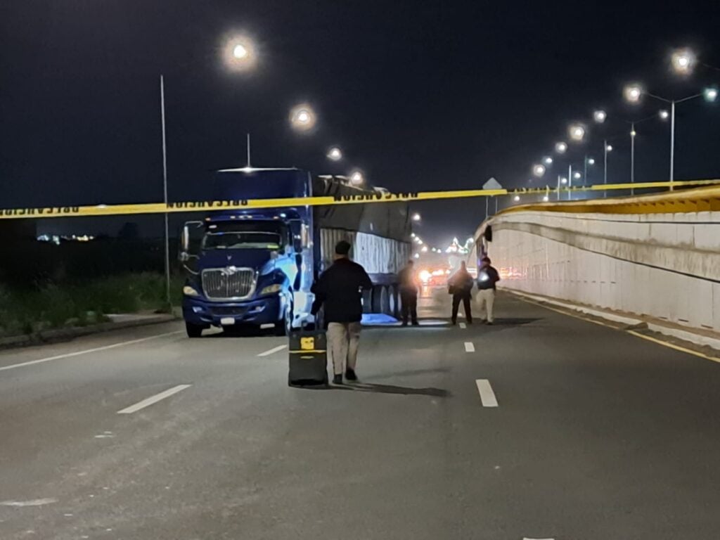 Autoridades en la zona acordonada donde yace detenido el tráiler, en La Costerita