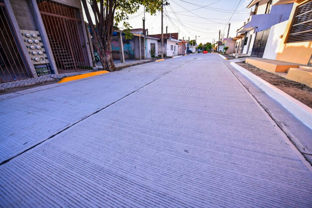 Pavimentación de la calle Tomás Urbnia