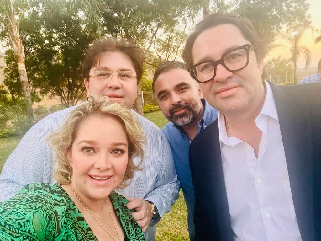 Eneyda Rocha junto a su hermano José y familiares