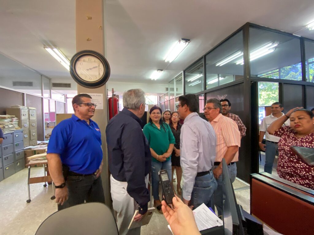 Gobernador Rocha saludando a los trabajadores de la Unidad de Servicios Estatales en el municipio de Guasave