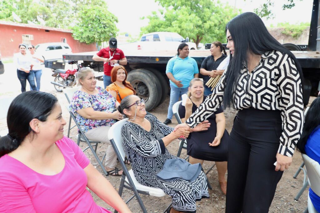 Alcaldesa de Elota saludando a las vecinas de la calle Matamoros