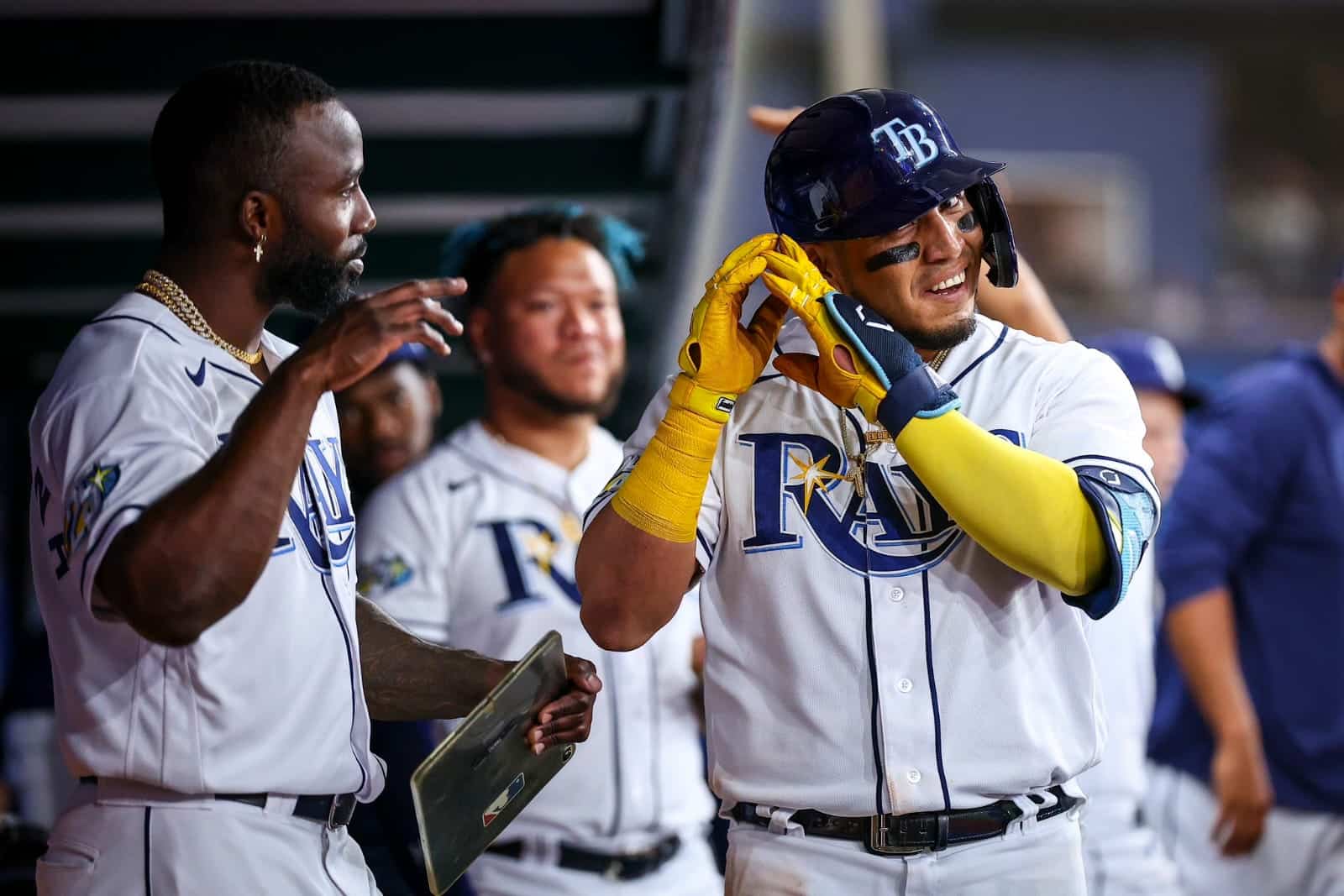 Randy Arozarena e Isaac Paredes festejan en el dugout