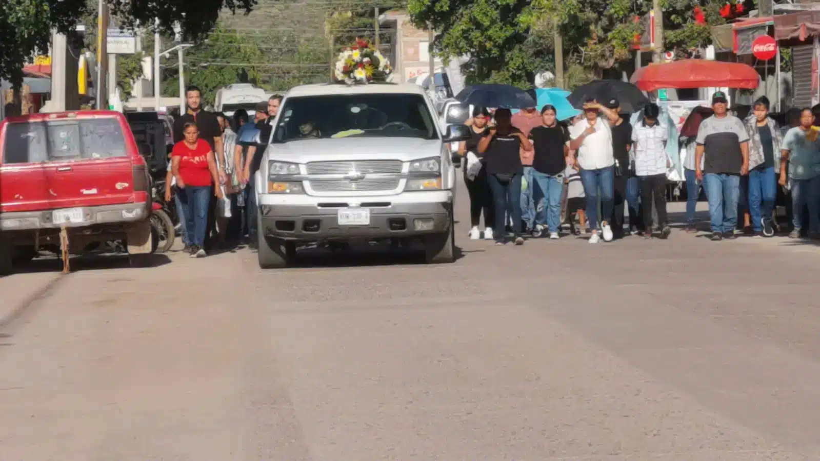 Cuerpo de Valeria Dallana acompañado por familiares y cercanos durante su trasladado para la cristiana sepultura