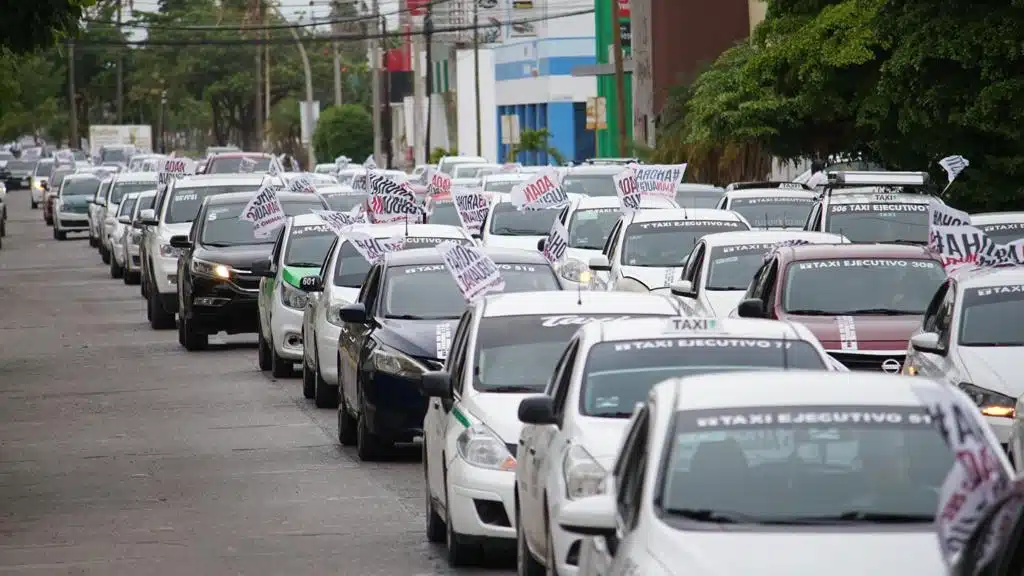 Vehículos desfilan en caravana en apoyo a Adán Augusto