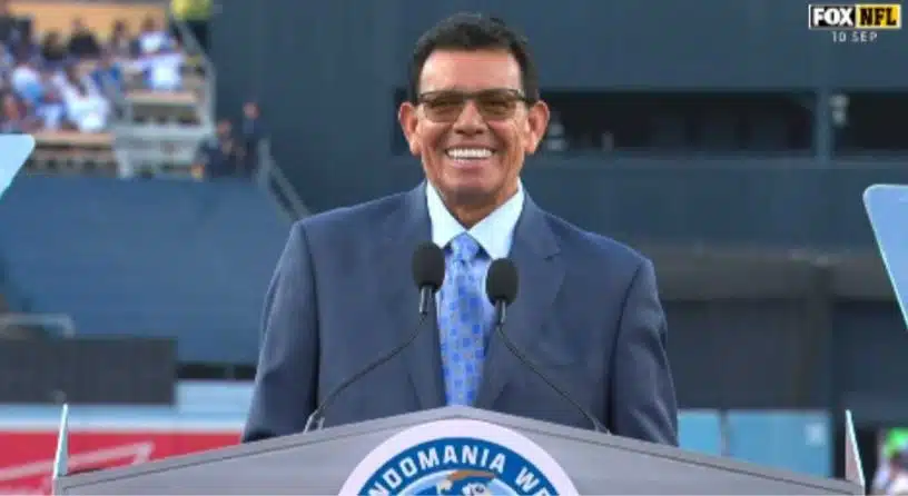 Fernando Valenzuela en el día del retiro de su número 34 en Dodger Stadium