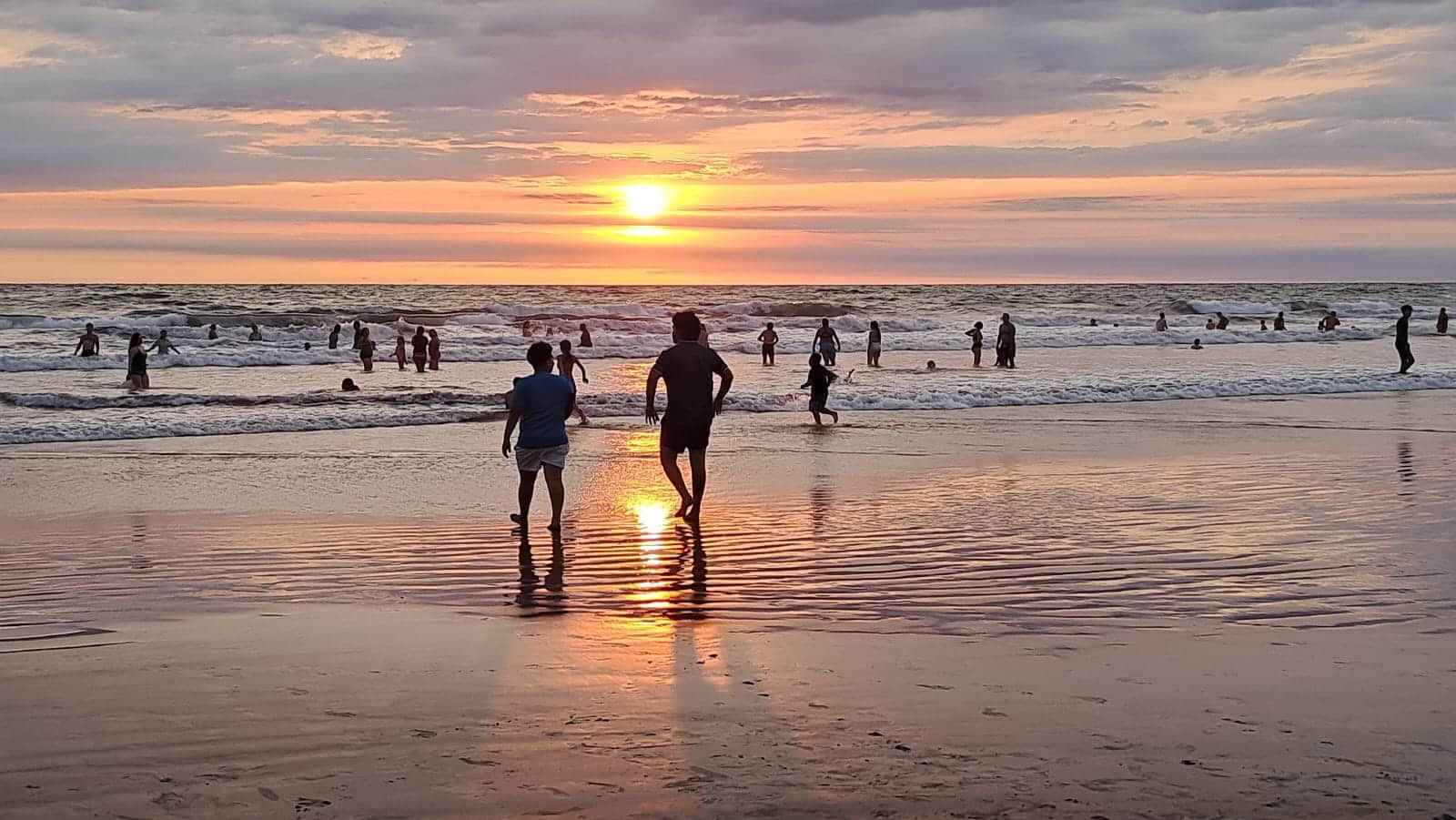 Personas vacacionando en la playa