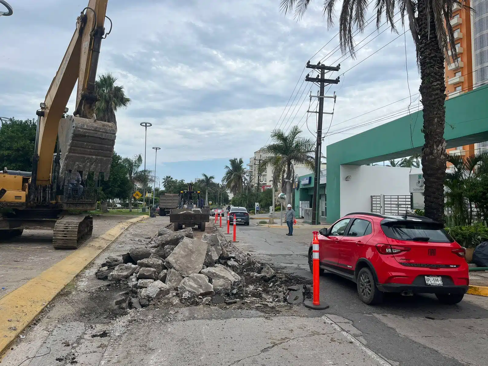 Trabajos de rehabilitación de la Junta Municipal de Agua Potable y Alcantarillado sobre la avenida Sábalo Cerritos