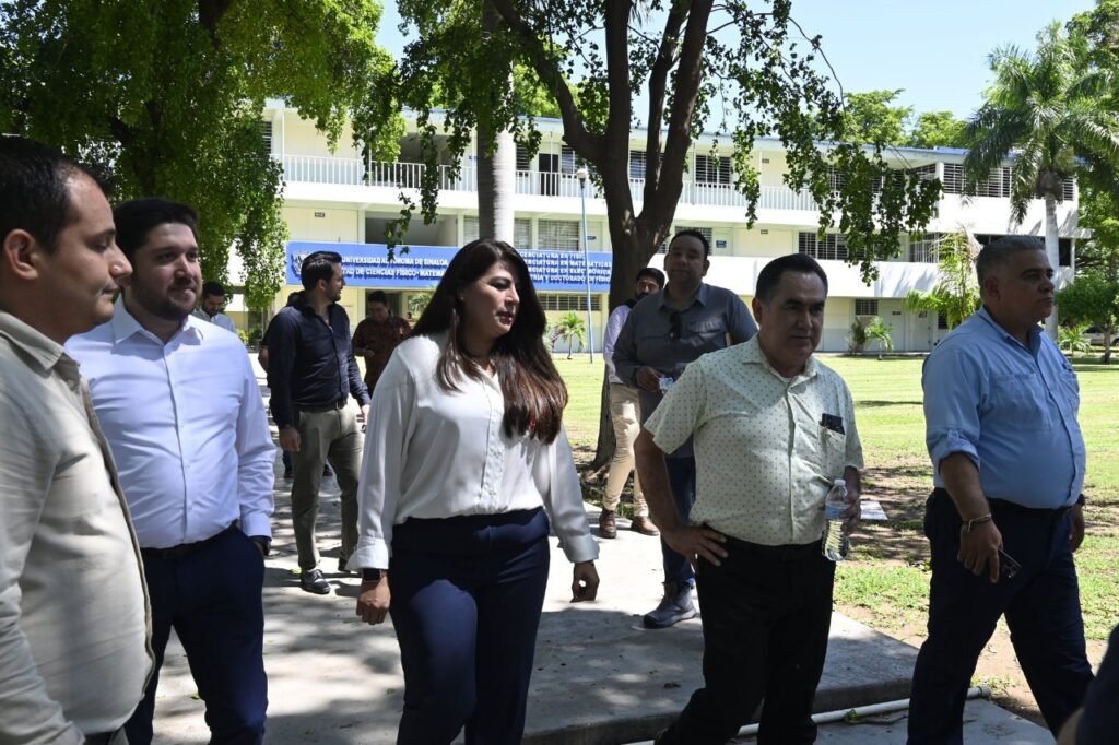 Jesús Madueña haciendo un recorrido por los planteles de la UAS