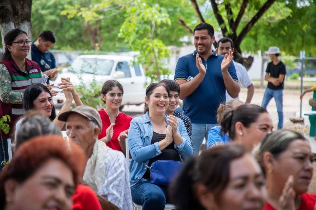 Acalde de Culiacán escuchando e interactuando con vecinos de la sindicatura de Tepuche