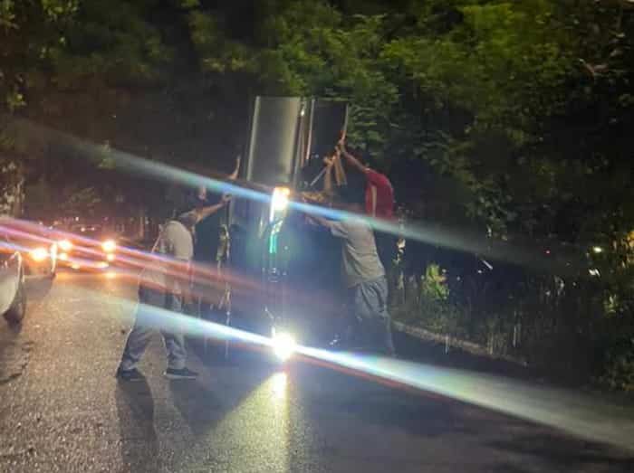 Personas auxiliando en la volcadura del vehículo