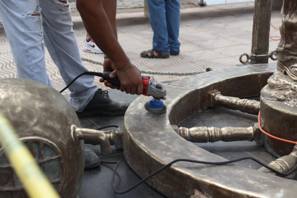 Supervisión del alcalde en los trabajos de mantenimiento y conservación de monumentos ubicados en el malecón de Mazatlán