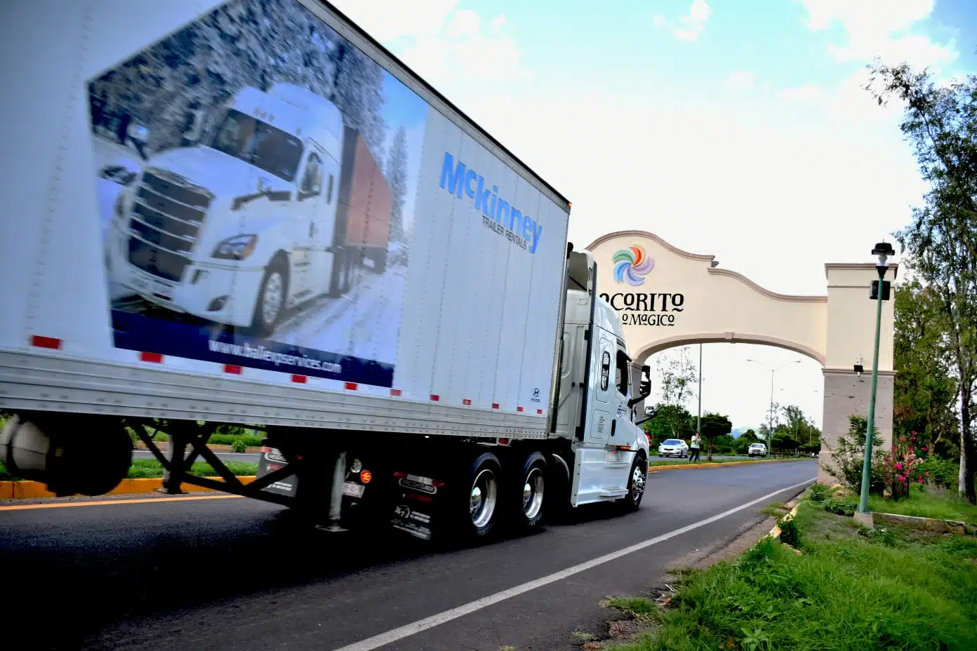 Camión de carga y transporte llegando al Pueblo Mágico de Mocorito