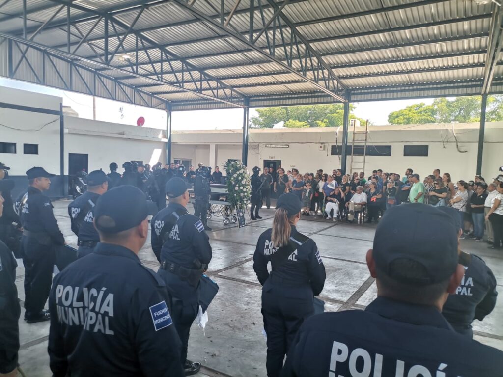 Elementos policiacos en homenaje a Irving Gabriel, fallecido en accidente vial