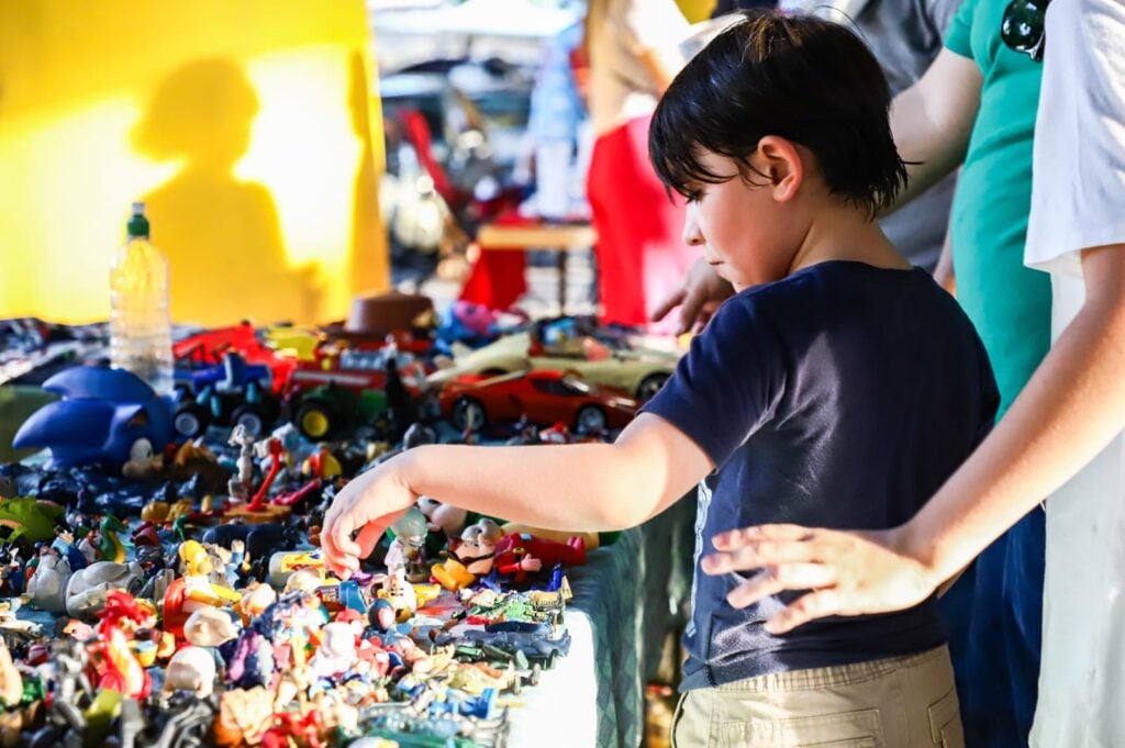 Pequeño viendo figuras de personajes animados