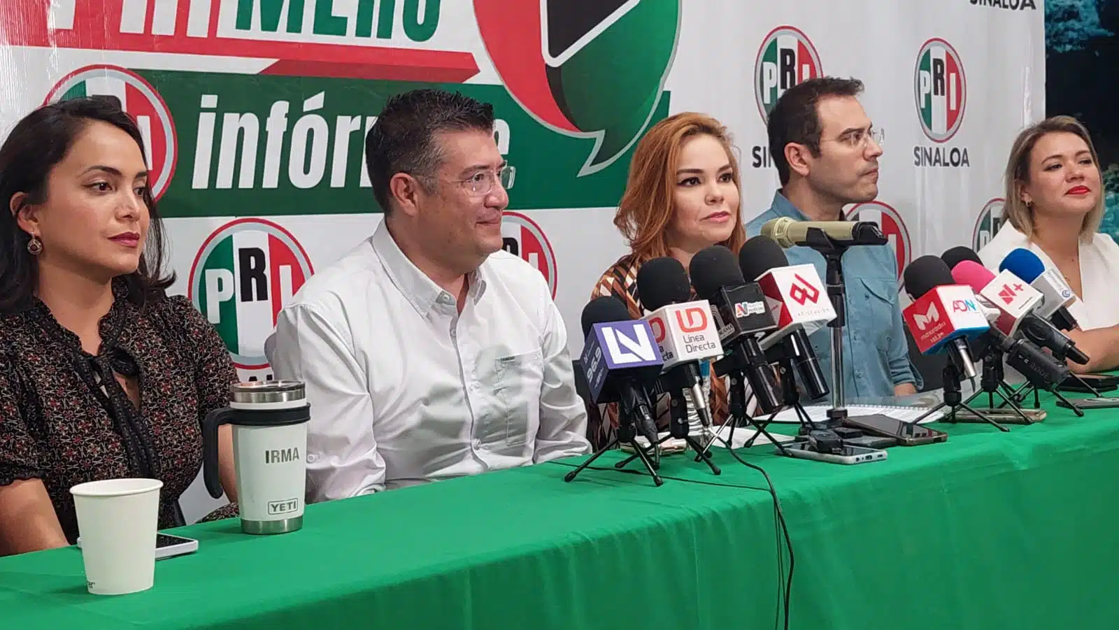 Paola Gárate en rueda de prensa junto a miembros del Partido Revolucionario Institucional