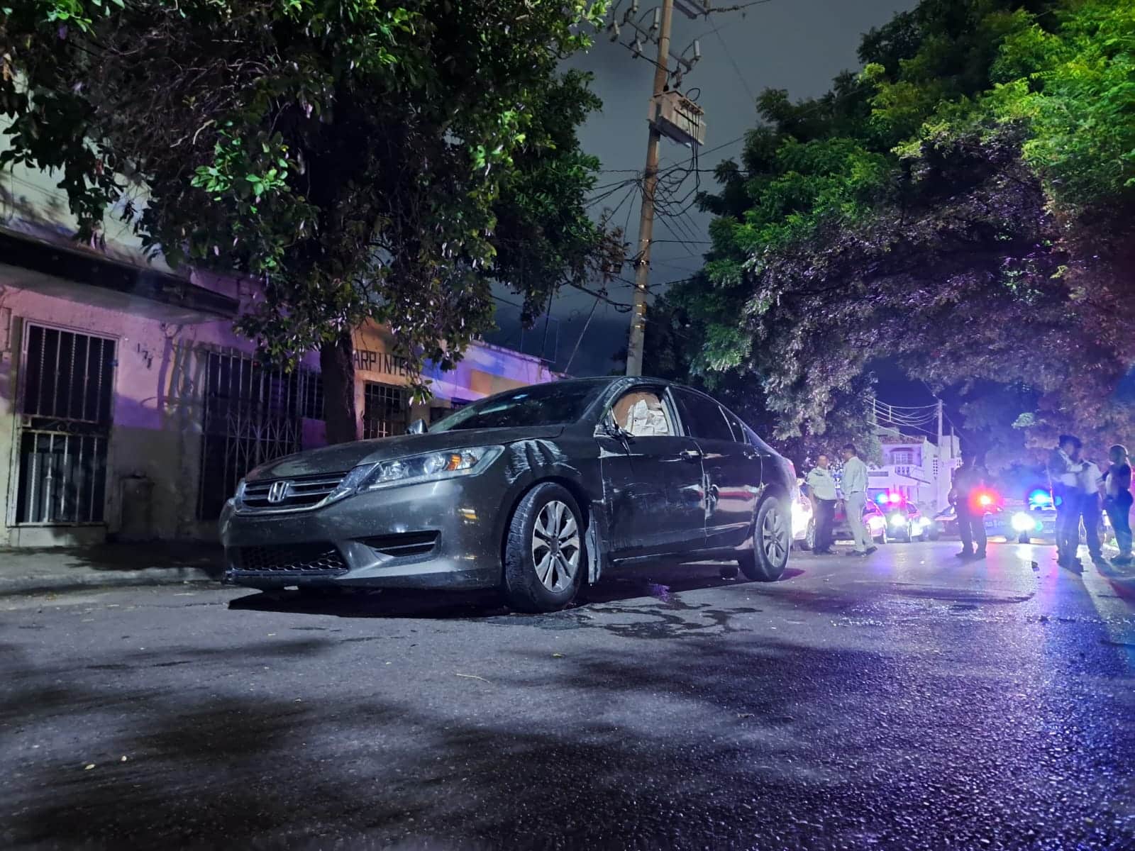 Vehículo Honda con daños materiales por volcadura