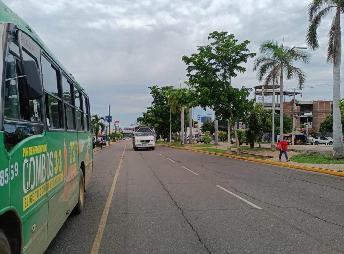 Camiones urbanos en una calle de Mazatlán