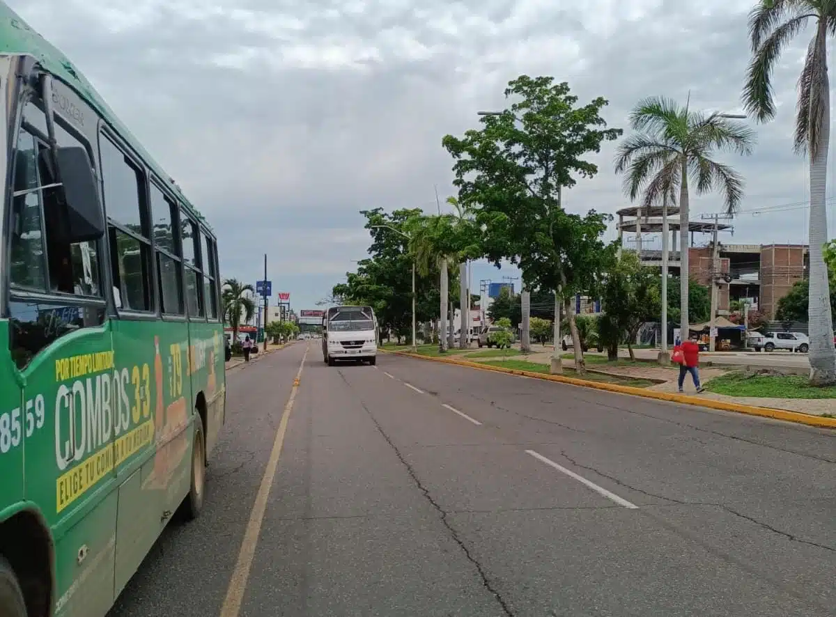 Camiones urbanos en una calle de Mazatlán