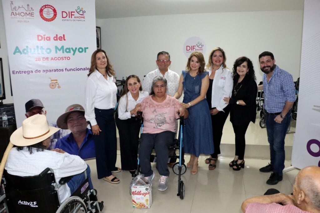 Directivos de DIF Ahome junto a adultos mayores que fueron beneficiados este Día del Abuelo