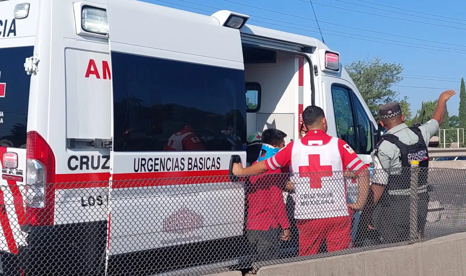 Personal de Cruz Roja presentes en accidente vial