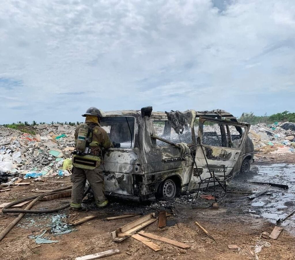 Bomberos atendiendo reporte de incendio de vehículo