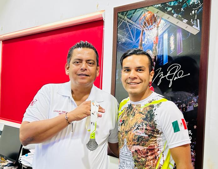 El director del deporte en Ahome, Felipe Juárez y el medallista nacional Andrés Navarro