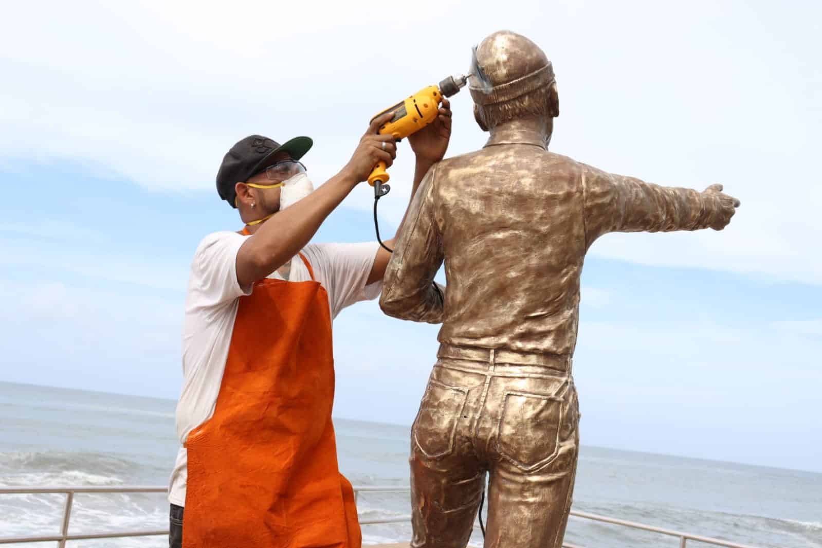 Supervisión del alcalde en los trabajos de mantenimiento y conservación de monumentos ubicados en el malecón de Mazatlán