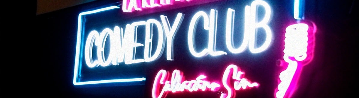 Luces neones de un club de comedia