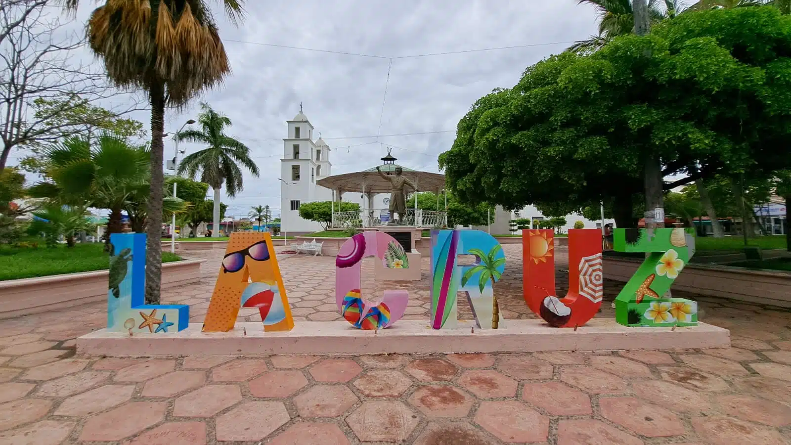 Letras decorativas en La Cruz, Elota