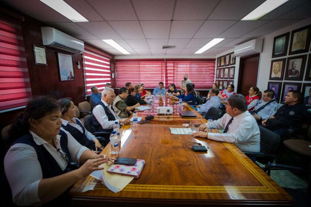 Reunión entre el acalde de Guasave, DIF, representantes del sector Salud, Cruz Roja, Protección Civil, Sipinna, Coepriss, Seguridad Ciudadana y Movilidad Sustentable