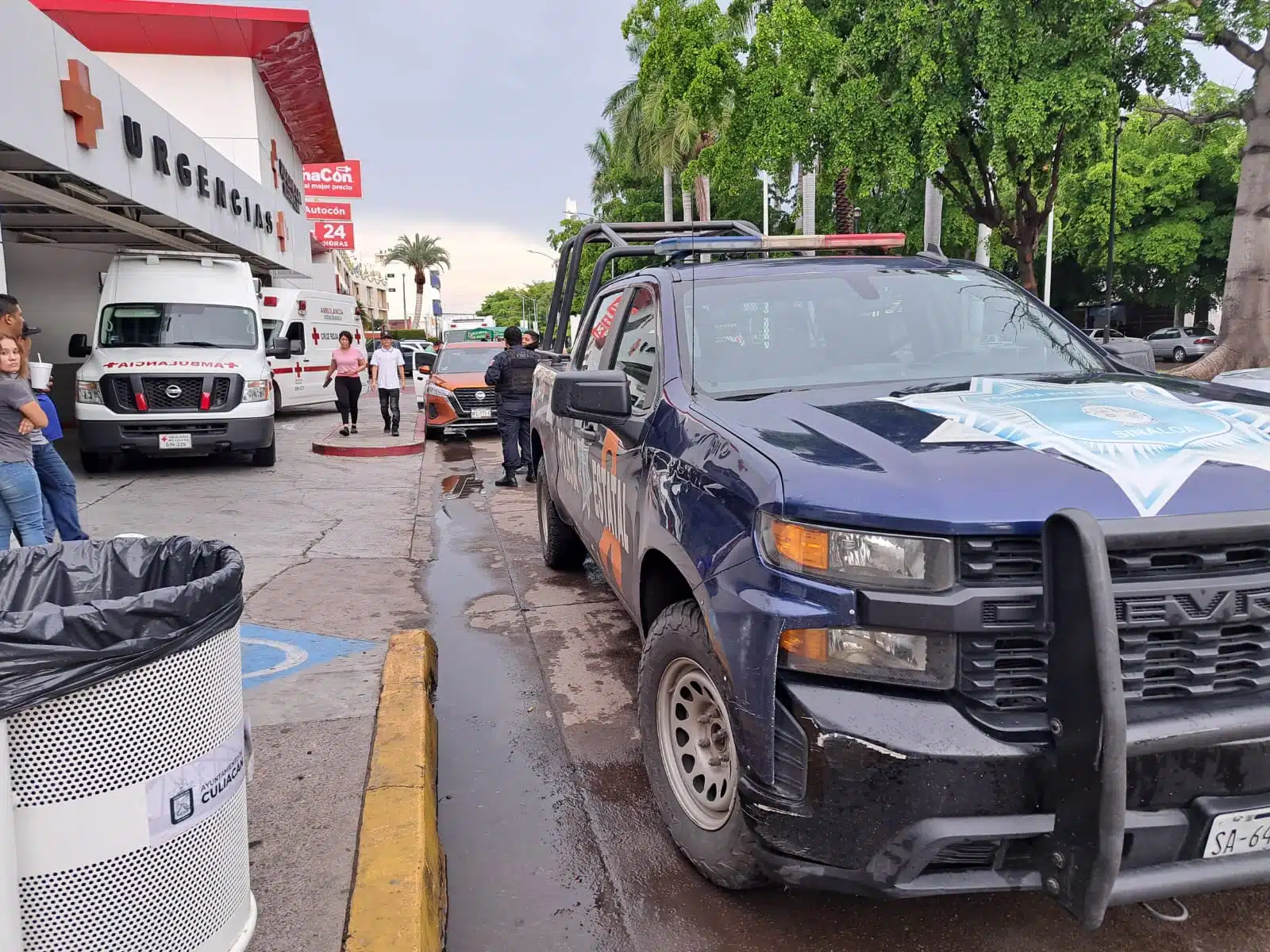 Vehículo de la Policía Estatal Preventiva afuera de Cruz Roja Culiacán