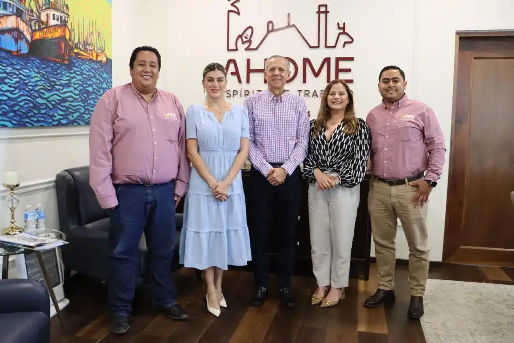 Representantes de la empresa de vuelos Aéreo Servicios Guerrero (ASG) en reunión con el alcalde de Ahome Gerardo Vargas Landeros y la directora de Turismo, Verónica Medel Arce