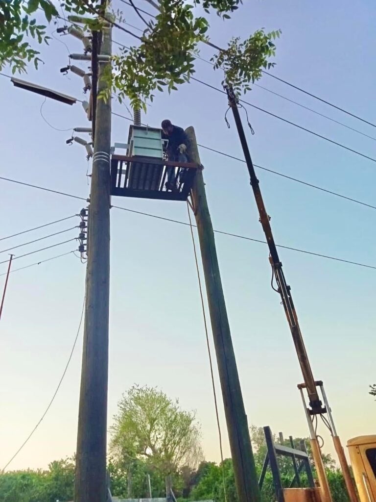 Trabajos de electricidad con maquinaria