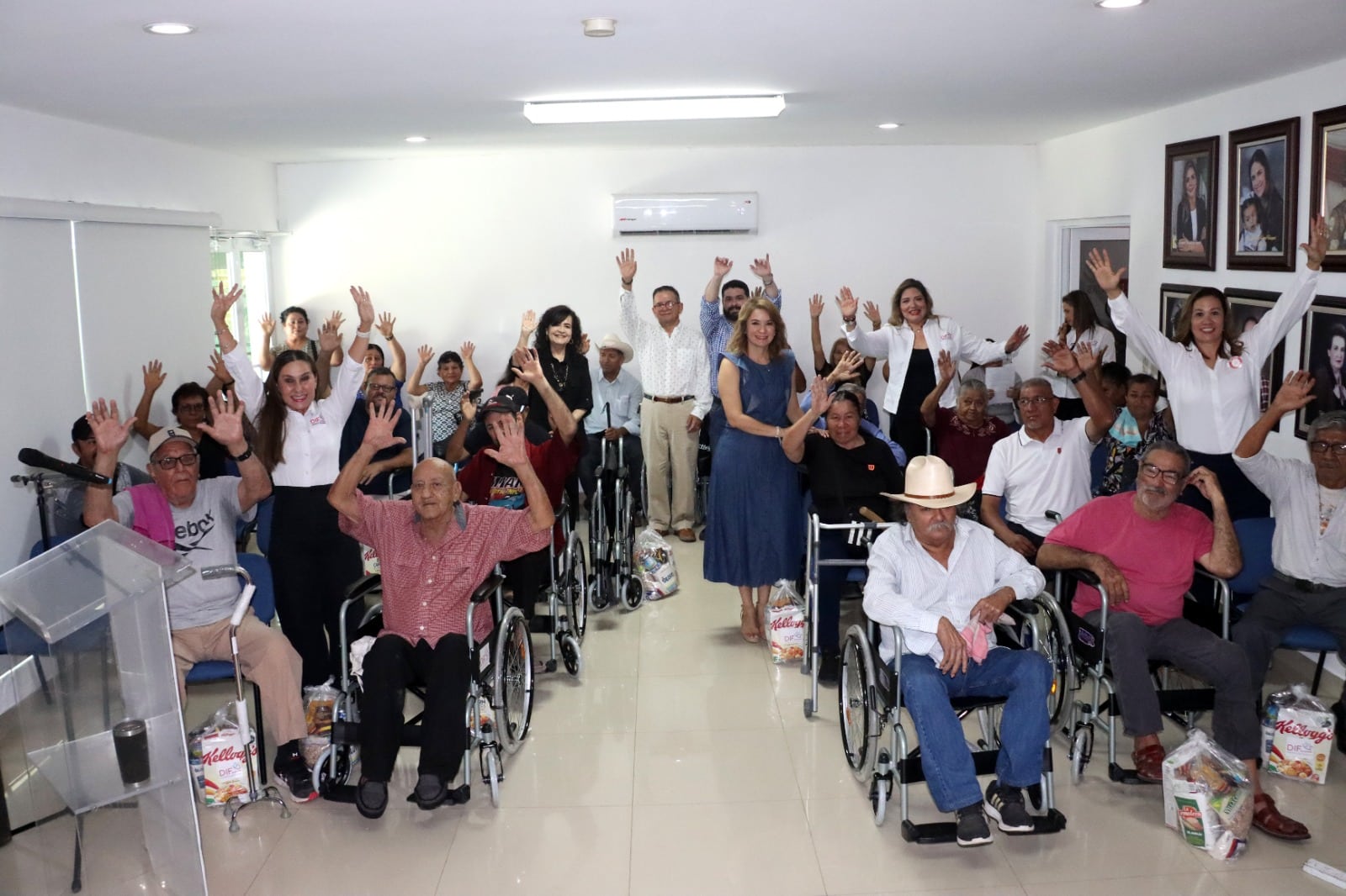 Directivos de DIF Ahome junto a adultos mayores que fueron beneficiados este Día del Abuelo