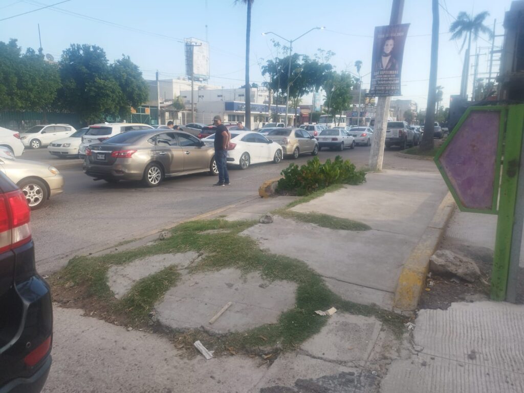 Choque múltiple entre tres vehículos en Los Mochis. Algunas personas observan de cerca lo ocurrido