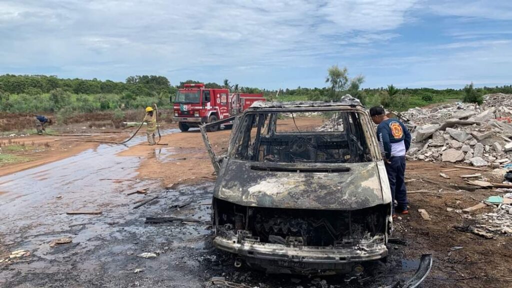 Bomberos atendiendo reporte de incendio de vehículo