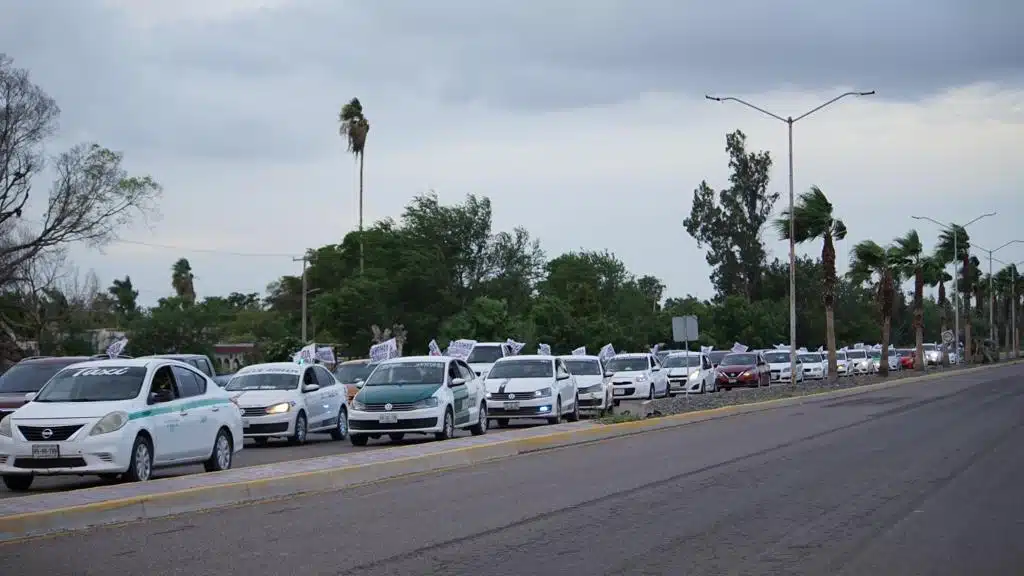 Vehículos desfilan en caravana en apoyo a Adán Augusto