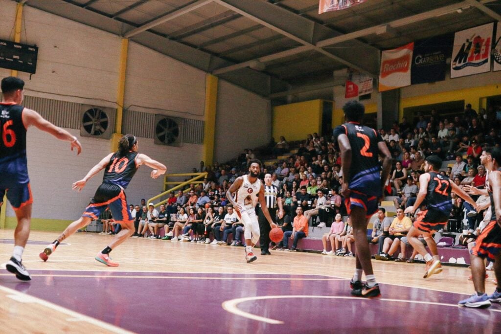 Partido de baloncesto entre Frayles de Guasave y Lobos de Ensenada