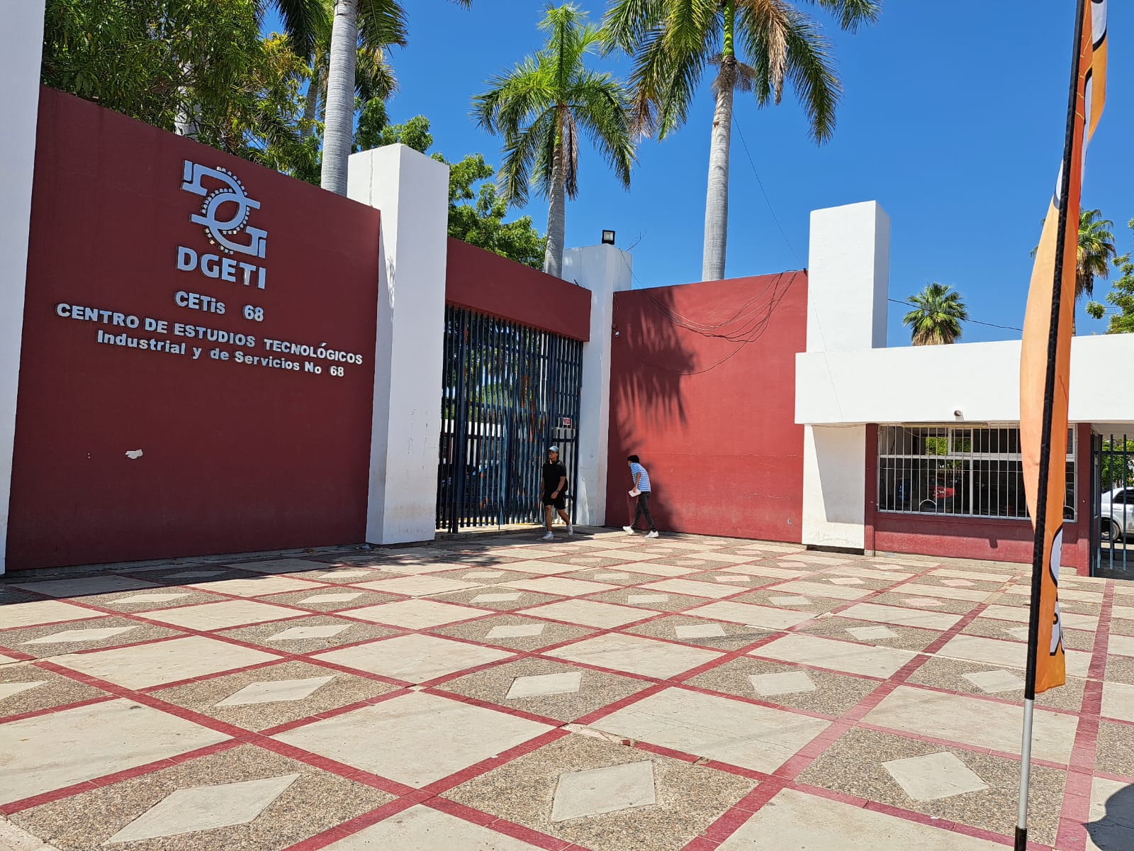 Entrada de la preparatoria Cetis 68 en Los Mochis