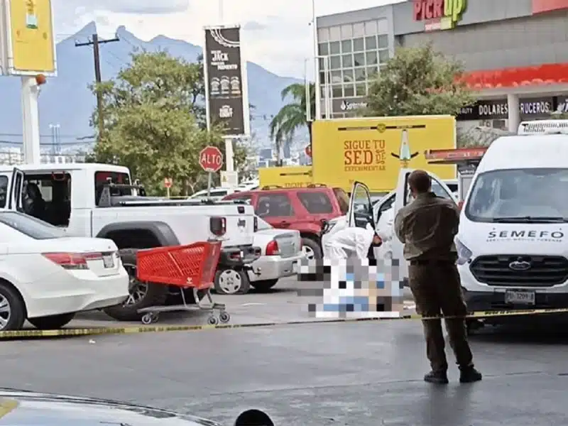 A balazos asesinan a hombre en plaza comercial de NL; sus hijos fueron testigos
