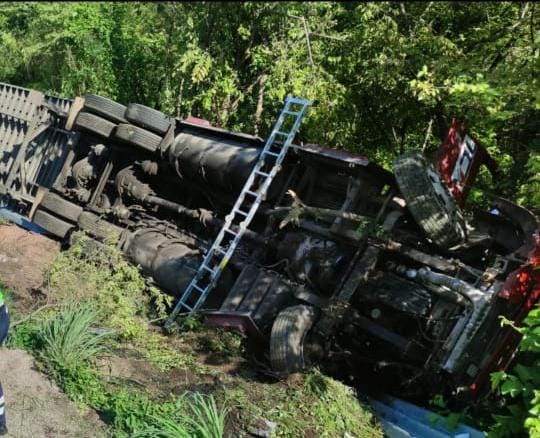 TRAILER CARGADO DE MAÍZ SUFRE ACCIDENTE POR LA MAZATLÁN- DURANGO.