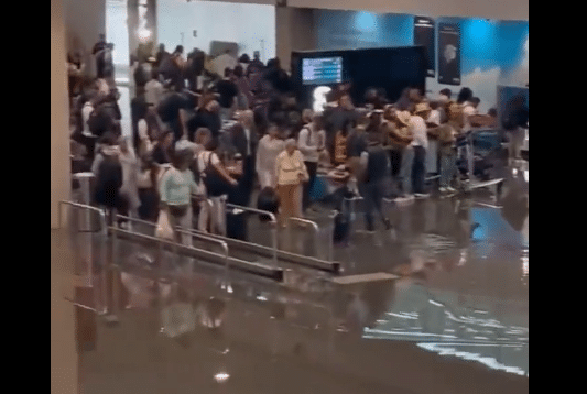 Pasajeros en el AICM inundado