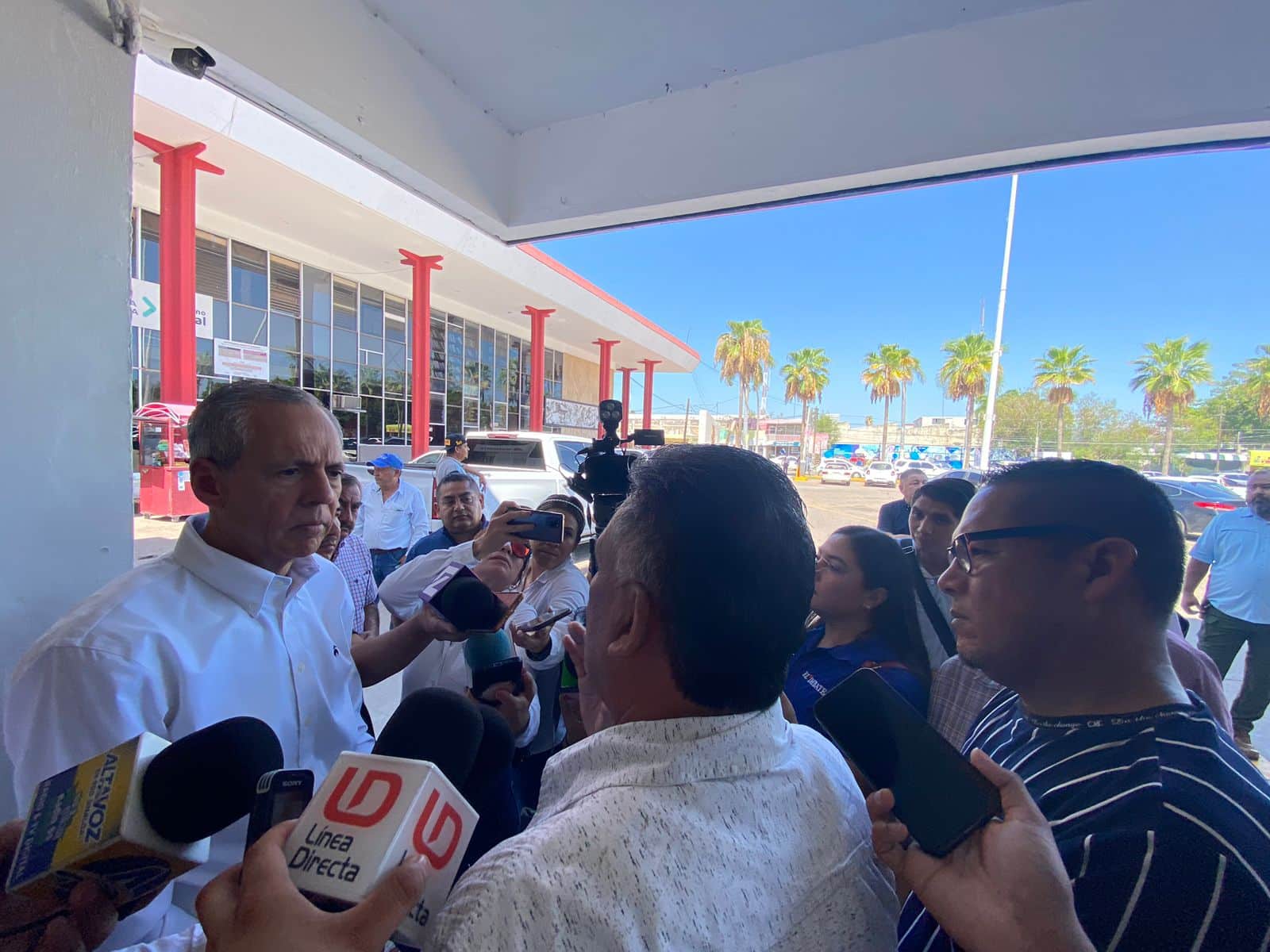 Exempleados del Ingenio Azucarero y alcalde de Ahome Gerardo Vargas Landeros