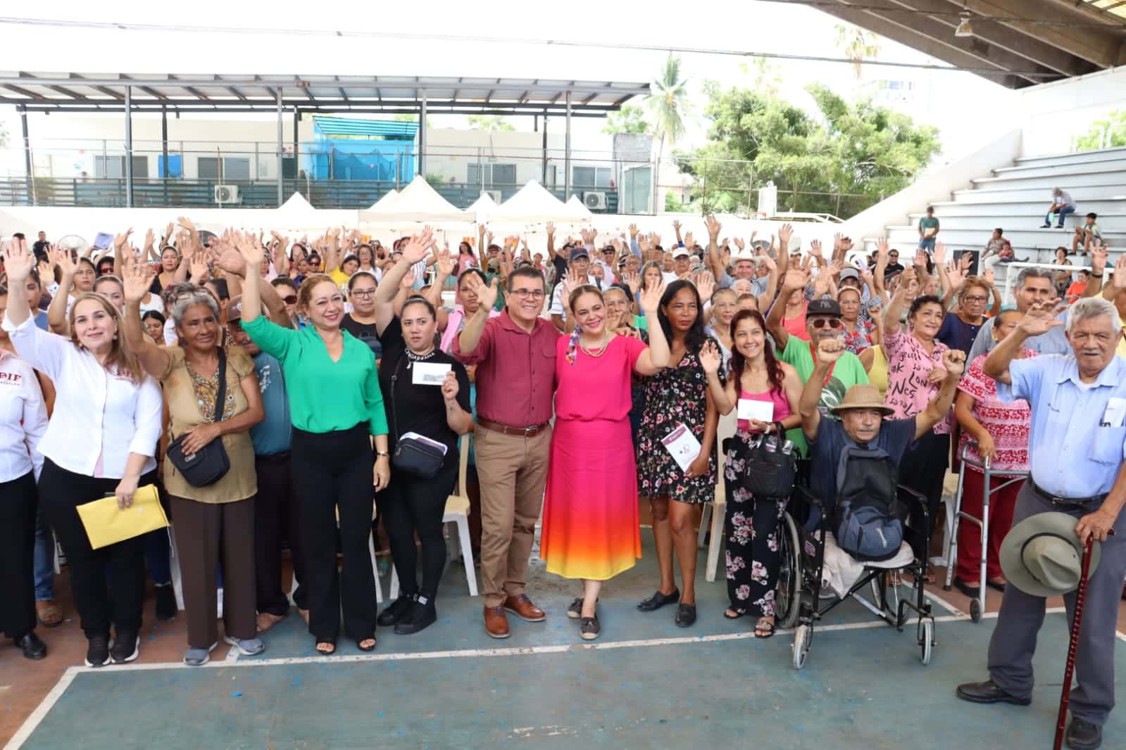 ALCALDE DE MAZATLAN Y PERSONAS MAYORES