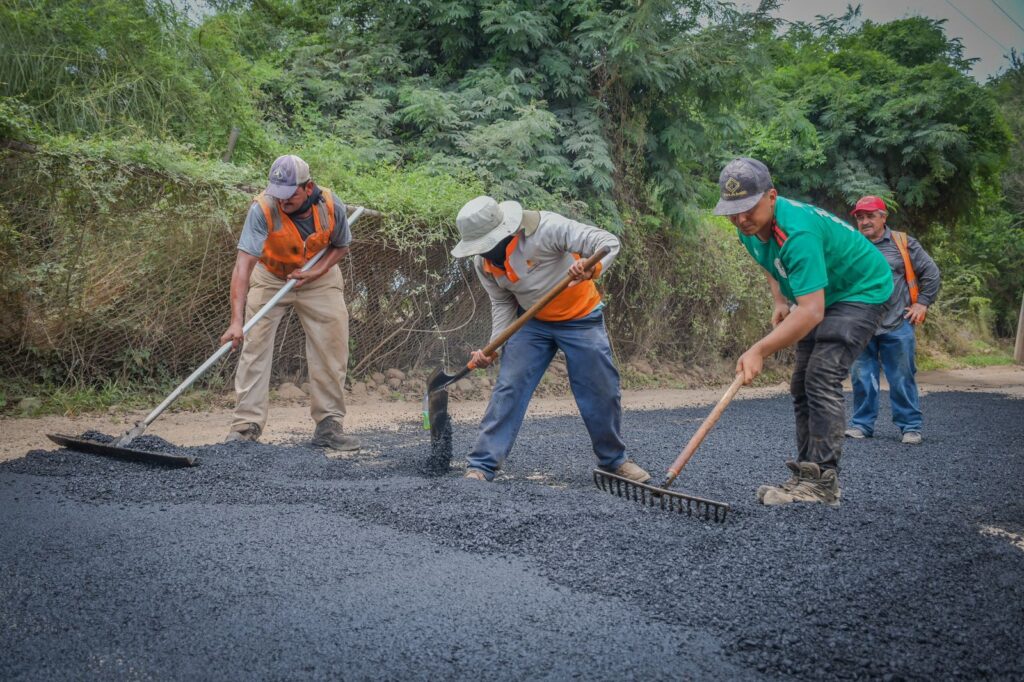 Colocan asfalto en conectividad con el malecón al rio en Guamúchil