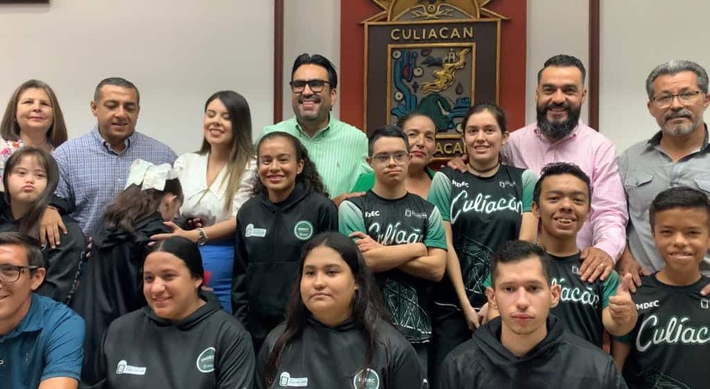 Atletas de la Delegación Culiacán con el alcalde y autoridades
