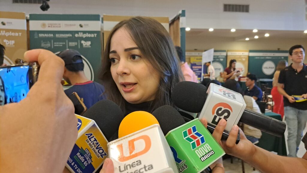 Abril Estefanía Vega Araiza con medios de prensa