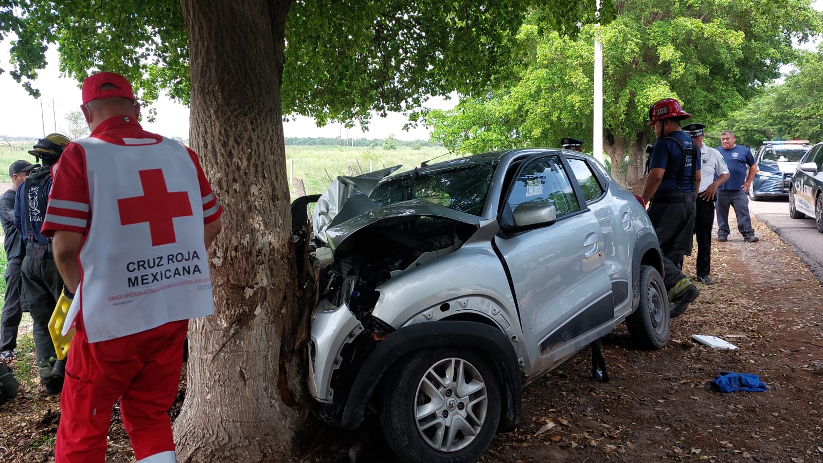 Paramédicos atendiendo a personas tras accidente
