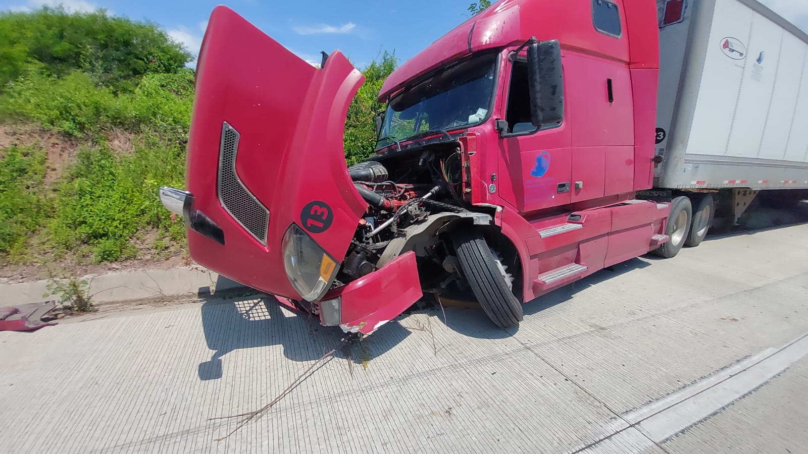 tráiler de color rojo accidentado